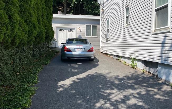 203 GLADSTONE ST