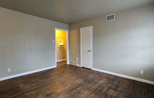 3 beds, 1 bath, $1,100