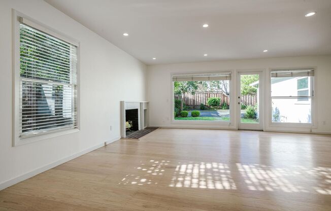 Beautiful 3 Bedroom / 2 Bath Single Family House in Burlingame!