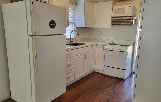 2 beds, 1 bath, $1,600