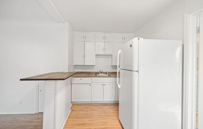 LOWER SOUTH HILL ONE BEDROOM CLOSE TO HUCKLEBERRY MARKET