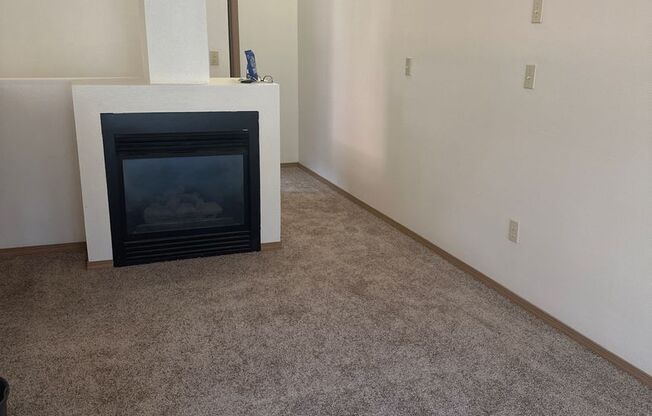 Townhouse Close to COCC! All Appliances, W/D Hook-up, Attached Garage, Water/Sewer paid!