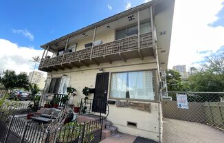 Duplex House in Waikiki! 2 beds 1 bath 1 parking. Available now!