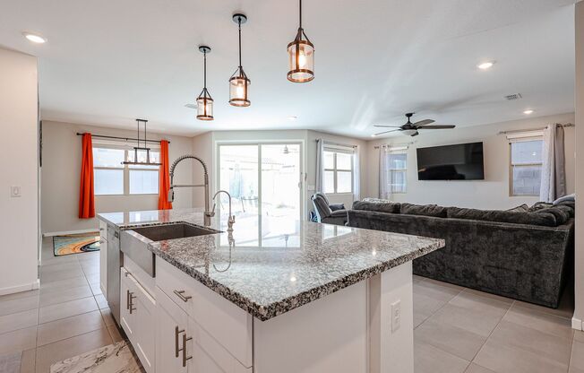 Beautiful Home! Pool! Putting Green! Mountain Views!