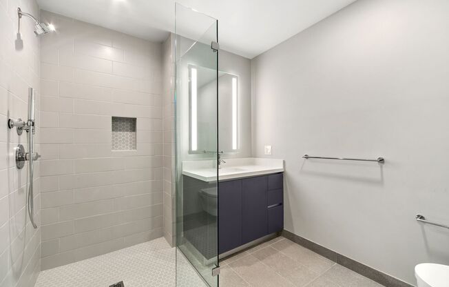 3 beds, 2 baths, 1,015 sqft, $5,400, Unit 202