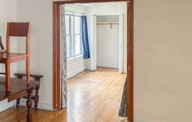 2 beds, 1 bath, 940 sqft, $2,100, Unit 4819-2B