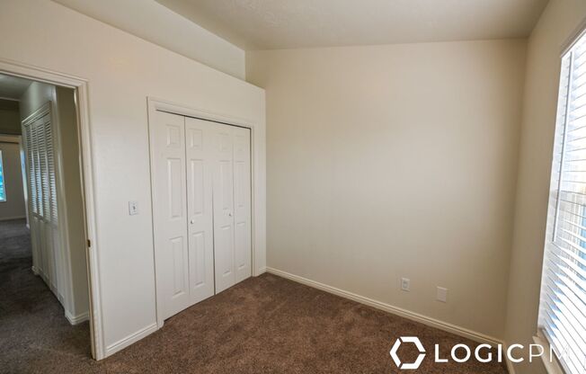 3 beds, 2.5 baths, 1,350 sqft, $1,695, Unit Upstairs