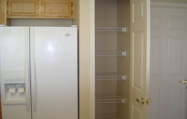 2 beds, 1 bath, $1,750, Unit # 2093