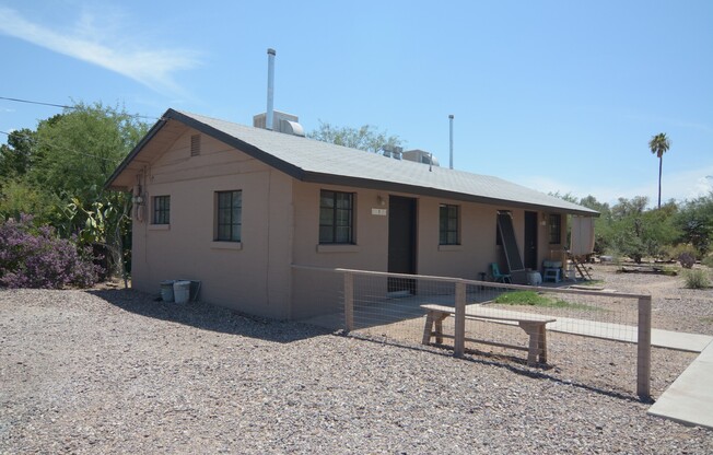 Charming 1 Bedroom 1 Bath Duplex! Central Tucson Location!