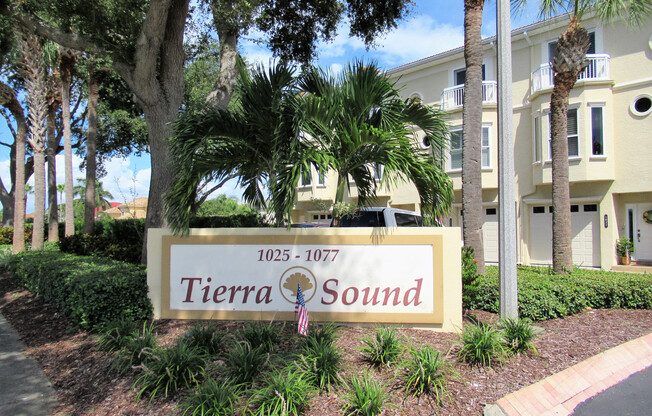 TIERRA VERDE - Updated Unfurn. Annual - 3 BR/3.5 BA, 2 CG Tandem Garage
