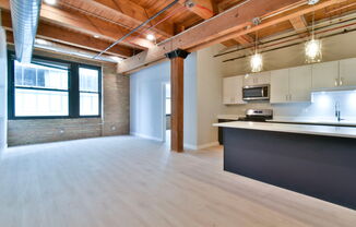 11 E ILLINOIS ST