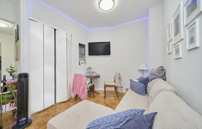 335 W 43 ST 5 CIRCUIT
