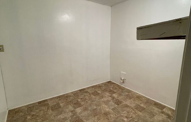 3 beds, 1 bath, $1,300