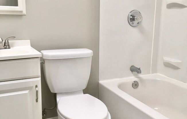 2 beds, 1 bath, $1,095, Unit Unit B