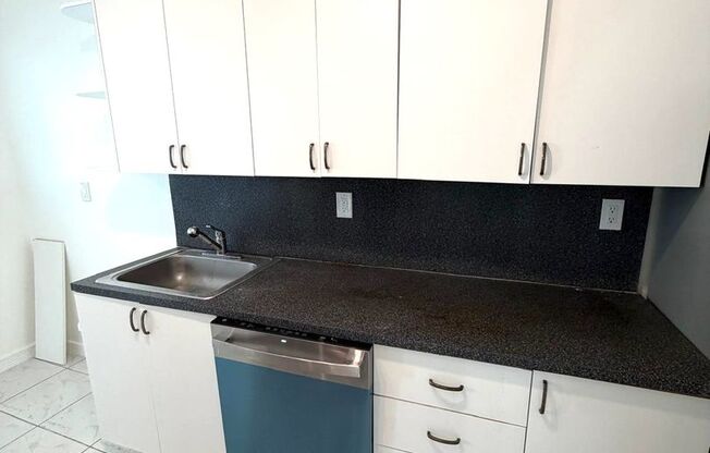 1 bed, 1 bath, $2,400, Unit Unit 1027