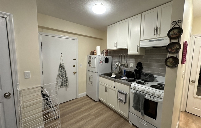 Studio, 1 bath, 375 sqft, $1,950, Unit 106