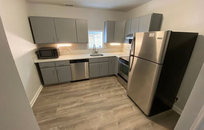 Lovely & Renovated Seton Hill 2bd + den/2ba CAC & W/D! Available 11/1