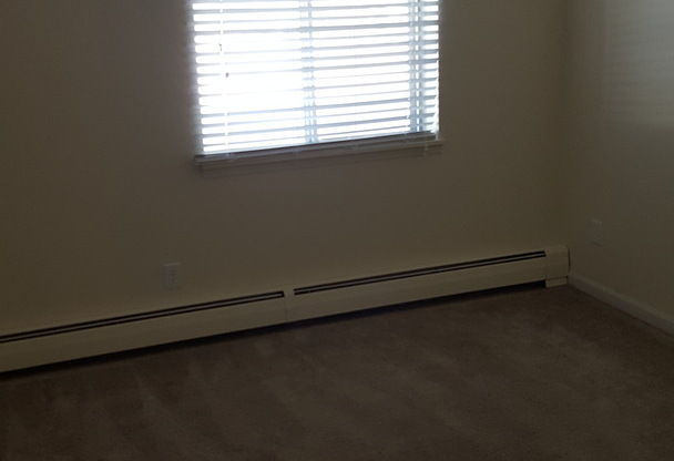 2 beds, 2 baths, 960 sqft, $1,325, Unit 33 - 04