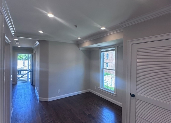 39 W Walnut Park