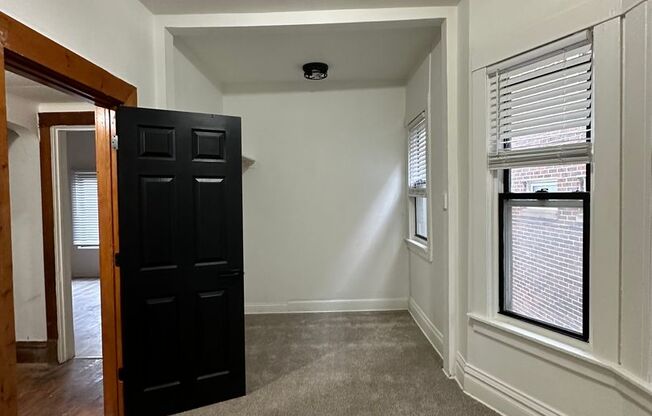 2 beds, 1 bath, 2 sqft, $900, Unit 2804 W Lincoln Ave