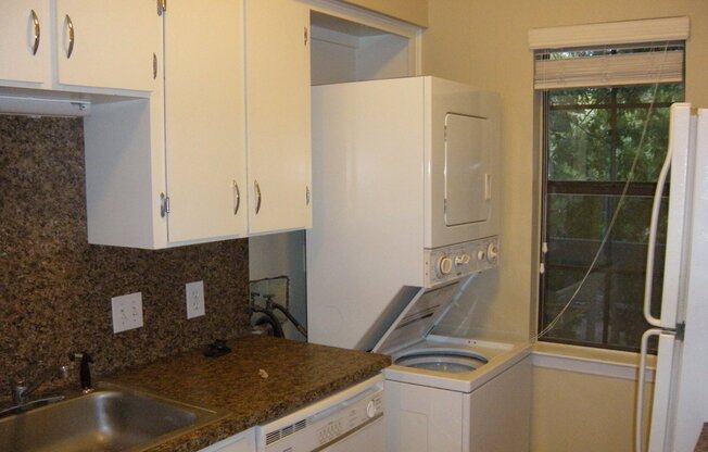 HYDE PARK TERRACE - NORTH CAMPUS - PRIVATE UPDATED 1 BEDROOM FOR AUGUST 2026 PRE-LEASE