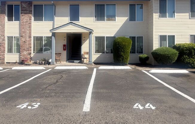 1 bed, 1 bath, 640 sqft, $1,050, Unit 43