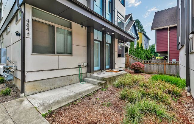 Modern Townhouse with Rooftop Deck & Bay Views!