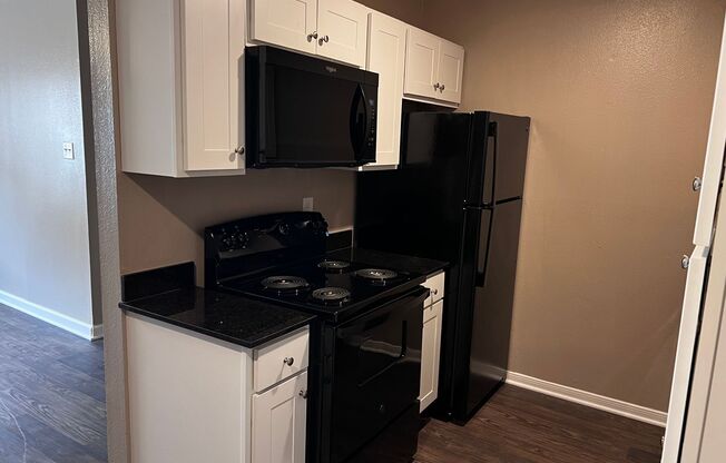1 bed, 1 bath, 640 sqft, $850, Unit 210