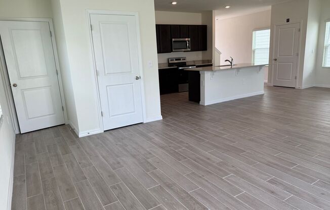 Spacious 4 bedroom/2.5 bathroom Home in Oaks Preserve!
