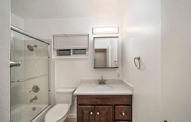 2 beds, 1 bath, $2,300, Unit Montecito Ave 137 - 201