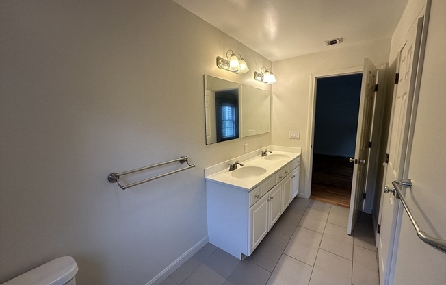 3 beds, 2.5 baths, 1,778 sqft, $4,000, Unit 18