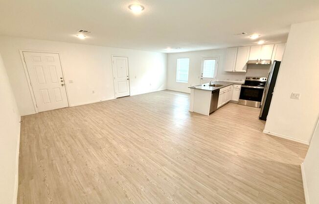 AVAILABLE NOW! 4 Bedroom / 2 Bath Home In Mission Del Lago!
