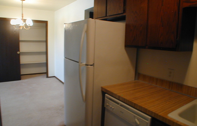 2 beds, 1 bath, 818 sqft, $925, Unit Apt 7