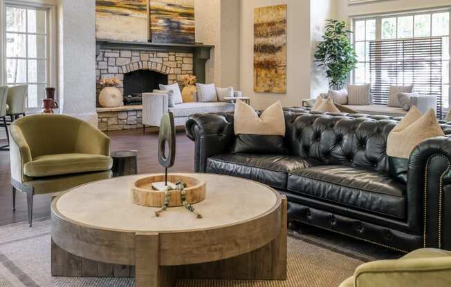 social lounge with comfortable seating at Stoneleigh on Spring Creek apartments