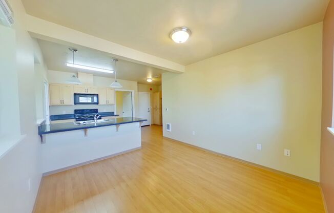 3 beds, 1.5 baths, 848 sqft, $2,400, Unit 307