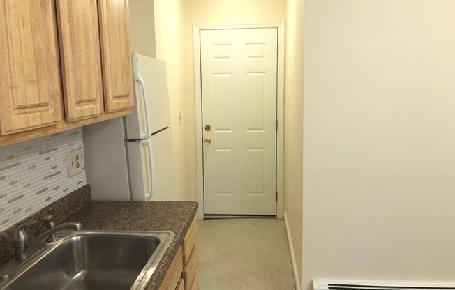2 beds, 1 bath, 700 sqft, $3,300, Unit 6(3A)