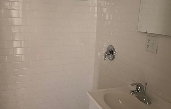 Studio, 1 bath, 300 sqft, $850, Unit 703