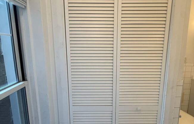 Studio, 1 bath, 295 sqft, $835, Unit Old King Edward 351