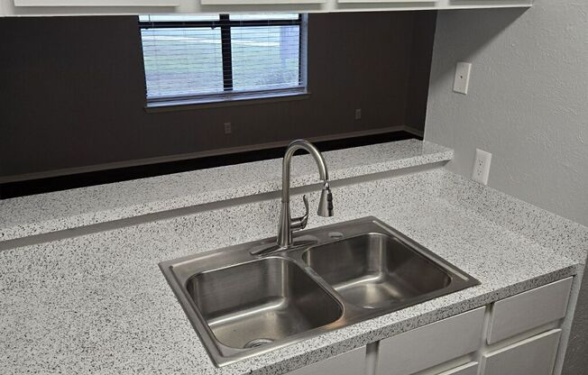 1 bed, 1 bath, 640 sqft, $1,000, Unit 114