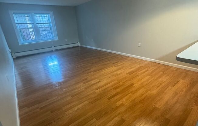 1 bed, 1 bath, $1,100, Unit 104