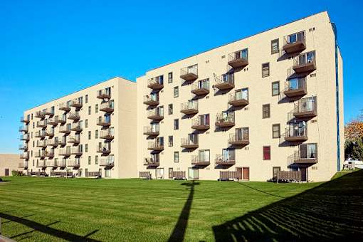 Green Outdoor at Knollwood Towers East Apartments, Hopkins, MN