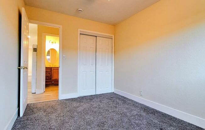 Refurbished 2bd House With Office & Exterior Laundry Room