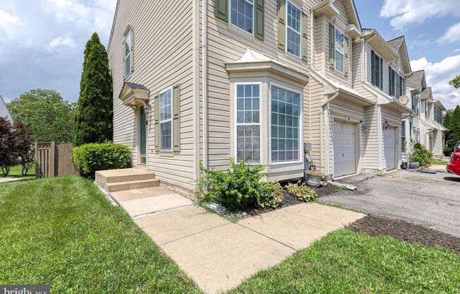 Beautiful 4bth 3.5bth End-Unit Townhome with Garage in Odenton
