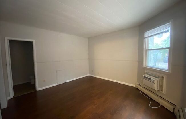 1 bed, 1 bath, $650, Unit E