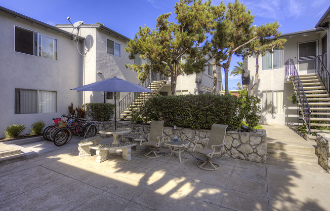 Spacious One Bedroom One Bathroom in Pacific Beach!!