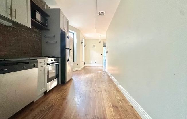 3 beds, 1 bath, $3,500, Unit 2R