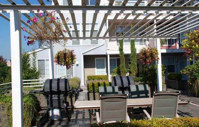 Resident Courtyard & BBQ at Metropolitan Collection Apartments, Renton, WA