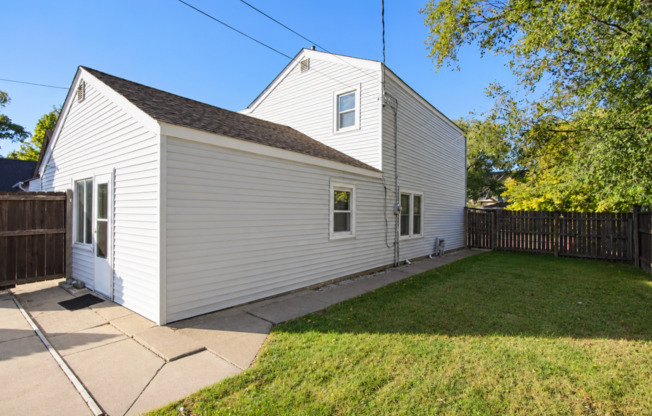 Large 3 Bedroom 2 Bathroom Home in Saint Paul!
