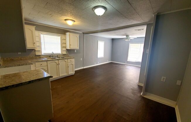 4 beds, 2 baths, $1,250, Unit 906 W Scott Ct WSCM  Orange TX,  77630