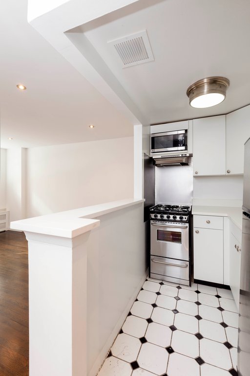 27 W 16 ST